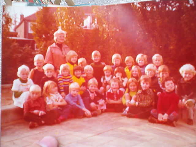 Hier een foto van Nel op de Kleuterschool bij juffrouw Huizinga op de Hummelhonk.