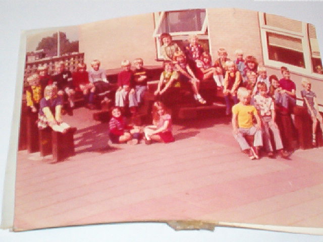 Dit is een Foto van Nel in de eerste klas van de Timotheusschool bij Juffrouw Vennena